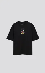 Remera oversize de algodón premium color negro, con cuello redondo y manga corta. Presenta un estampado frontal centrado de Mickey Mouse patinando.