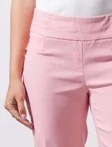 Pantalón verde esmeralda de gabardina elastizada, marca Zac & Rachel, de corte recto con pretina ancha pespunteada y largo al tobillo. Presenta bolsillos simulados.