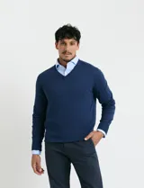 Sweater de punto color ladrillo con cuello en V y mangas largas.