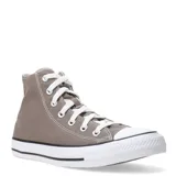 Championes de lona Converse modelo Chuck Taylor All Star, de caña alta, color taupe con cordones blancos y suela de goma blanca con detalles en negro.