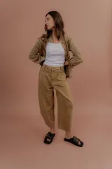 Pantalón de denim corte balón, color azul claro, con bolsillos frontales y diseño amplio en las piernas.
