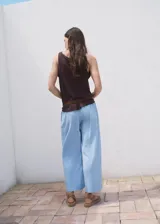 Pantalón de corte recto y diseño crop, confeccionado en una mezcla de lino y viscosa. Cuenta con cintura elástica, dos bolsillos laterales y forro interior.