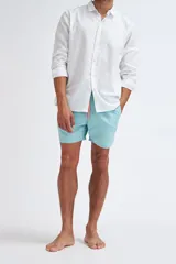 Short de baño celeste con cordón de ajuste en color naranja.
