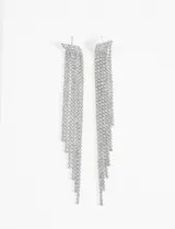 Aros colgantes plateados con múltiples hilos de strass.