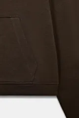 Sudadera de algodón con cuello subido y cierre frontal con cremallera. Presenta mangas largas, bolsillo tipo canguro frontal y bajo ajustable con cordones.