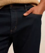 Pantalón jean básico de corte recto, marca Marfinno, color azul oscuro, con cierre frontal y bolsillos.