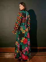 Vestido largo de viscosa estampada con flores y lunares multicolores, escote en V y mangas largas abullonadas.