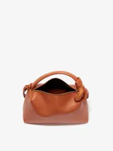 Bandolera de cuero color arena de JW Anderson con el nombre. Bolso esquinero JWA color arena con detalles dorados.