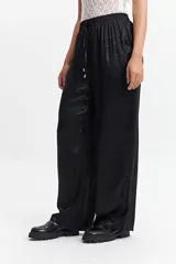 Pantalón de jogging plateado de corte wide leg y cintura elastizada con lazo ajustable.