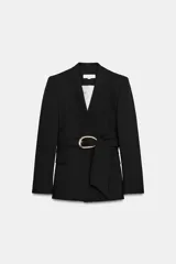 Blazer negro de cuello sin solapa y manga larga con hombreras. Presenta un cinturón integrado con hebilla dorada, bolsillos delanteros con solapa y cierre frontal con un botón.