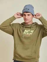 Gorro de lana gris con logo de la marca Rusty bordado en el frente.