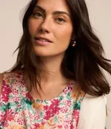 Vestido corto sin mangas confeccionado en viscosa con cuello redondo y flores estampadas en estilo liberty.