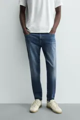 Jeans skinny cropped fit de corte ajustado y tiro medio, con diseño de cinco bolsillos y efecto lavado.