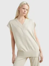 Túnica color beige de punto con cuello en V y sisas amplias.
