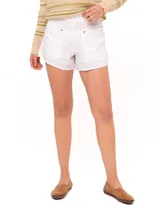 Short de lino orgánico color blanco, de tiro alto y calce holgado. Presenta bolsillos laterales amplios con detalles de remaches metálicos y cierre frontal.