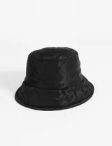Gorro tipo bucket negro con diseño matelaseado.