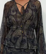 Bata de tul con estampado paisley, de corte holgado y fluido. Presenta escote en V con lazo ajustable, mangas largas amplias y elástico en la cintura que genera un efecto peplum.