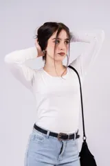 Remera de manga larga y cuello redondo, confeccionada en morley grueso de color blanco. Presenta un ajuste al cuerpo y diseño liso.