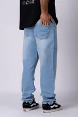 Jean de corte mom fit en color celeste claro, confeccionado en denim resistente con diseño de tiro alto y pierna holgada.