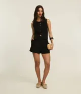 Short negro de corte sastrero, cintura alta con cinturón con hebillas dobles de estilo media luna.