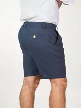 Bermuda color beige confeccionada en lino, con bolsillos laterales y traseros, y presillas para cinturón.