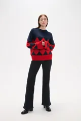 Sweater de tejido jacquard con diseño de rombos en colores azul marino y rojo, de corte holgado, manga larga y cuello redondo.