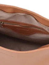 Cartera tipo bandolera de cuero color marrón, con diseño minimalista, correa ajustable y cierre superior.