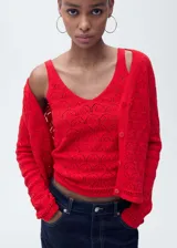 Top de punto calado color rojo con tirantes finos y cuello en pico, de diseño recto y sin mangas.