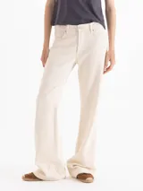 Pantalon de sarga jacquard desgastada de algodón texturado, con corte estilo jean, tiro bajo y diseño largo. Cuenta con bolsillos delanteros y traseros, y detalles de hilos de fantasía tipo bouclé.