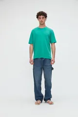 Remera de manga corta color verde, con calce relaxed y estampa en la espalda con diseño de naranjas y texto "Verdevita".