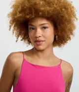 Blusa femenina sin mangas, confeccionada en tejido de algodón con elastano. Presenta un diseño ajustado al cuerpo con escote halter y tirantes finos elásticos.