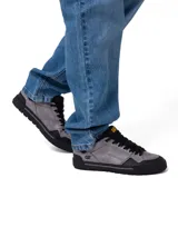 Championes Caterpillar modelo Axiom para hombre, color gris con detalles en negro. Confeccionados en cuero encerado desgastado y gamuza revestida, con suela de goma texturizada y cordones negros.