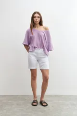 Bermuda de denim blanca, tiro medio, con cinco bolsillos y dobladillo en el borde de la pierna.