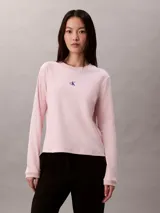 Remera de manga larga Calvin Klein color rosado, con cuello redondo y logo bordado en el pecho. Presenta un corte regular.