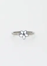 Anillo plateado de acero quirúrgico con diseño de flor esmaltada blanca.