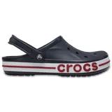 Zuecos Crocs modelo Bayaband color azul marino, con banda blanca y línea roja en la suela que incluye el logo de la marca en letras rojas.