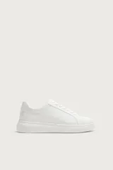 Zapatilla urbana monocolor blanca con cordones al tono, diseño de parte superior lisa y suela con volumen.