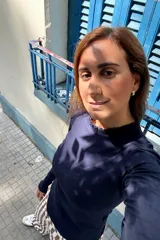 Remera de manga larga color azul marino, con cuello redondo y puños decorados con volados sutiles.