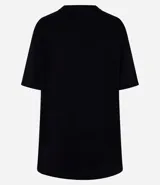 Remera de algodón color marrón óxido, de corte oversized, cuello redondo y manga corta.