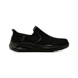 Championes deportivos Skechers modelo Equalizer 6.0, diseño slip-on sin cordones en color negro. Confeccionados en malla y material sintético, cuentan con tecnología Heel Pillow para mayor sujeción, plantilla Air-Cooled Memory Foam y suela flexible con tracción.