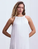 Vestido corto blanco de crepe con escote halter fruncido y forro interno a tono.