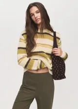 Pantalón recto color verde militar con cintura elástica, confeccionado en mezcla de algodón y poliamida.