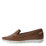 Mocasines de cuero color marrón habana, con empeine perforado y costuras decorativas en contraste. Presenta una suela de goma blanca con diseño dentado.