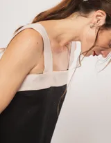 Top fucsia de lino con breteles anchos y diseño de franjas combinadas en rojo.