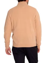 Sweater color marrón claro de tejido de punto con cuello alto y medio cierre frontal.