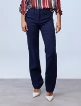Pantalón de vestir negro, marca Zac & Rachel, con pretina con broches internos y cierre. Delantera y trasera con bolsillos.