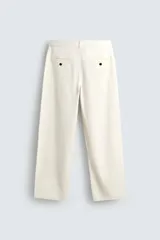 Pantalón chino de corte recto confeccionado en algodón. Presenta bolsillos frontales, un pequeño bolsillo cerillero y bolsillos traseros de vivo con botón. Cierre frontal con cremallera y botón.
