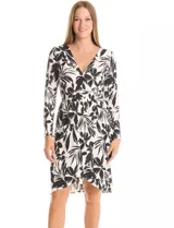 Vestido envolvente de seda fría estampado en blanco y negro, marca Luxology. Presenta escote en V cruzado, cintura elastizada con apliques metálicos en el lateral, manga larga entallada y ruedo asimétrico en el frente.