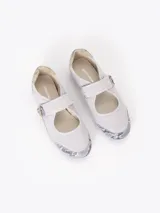 Mary Jane de nylon liviano color gris, combinada con recortes en cuero vacuno y descarne con estampado animal print tipo serpiente en la puntera y el talón. Cuenta con una tira con cierre de velcro en el empeine decorada con un aplique metálico en forma de abeja.