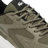 Championes Lacoste modelo L003 Evo, color verde oliva con detalles en negro y suela blanca. Diseño deportivo con paneles de malla y refuerzos laterales, con el logo de la marca grabado en el talón y en la lengüeta.